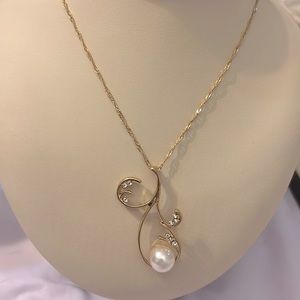 New Rhinestone Faux Pearl on Golden Necklace